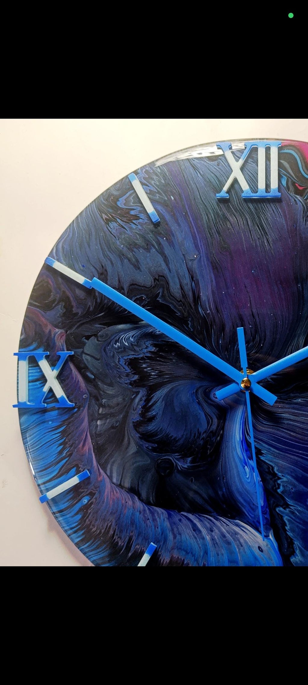 Wandklok 30cm blauw Midnight Blue detail acryl pouring patroon belgië