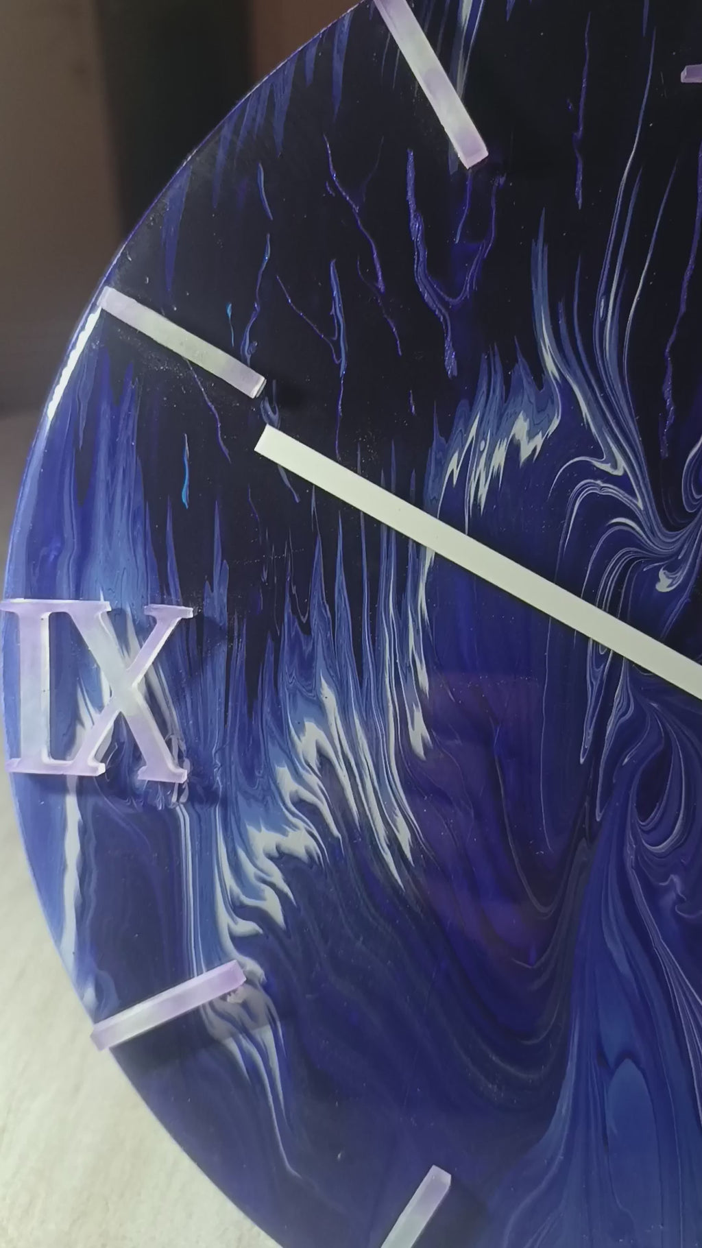 Video wandklok 30cm Deep Blue Wavesacryl pouring proces handgemaakt belgië