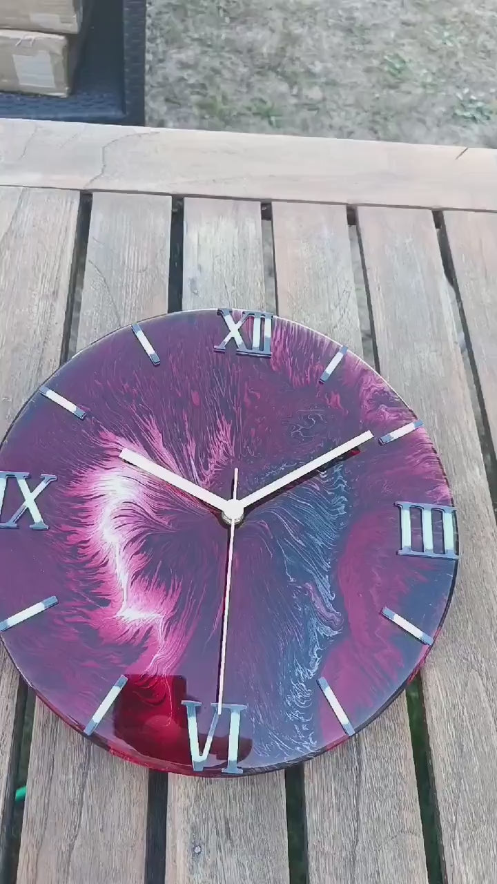 Video wandklok 30cm Red Inferno acryl pouring proces handgemaakt belgië