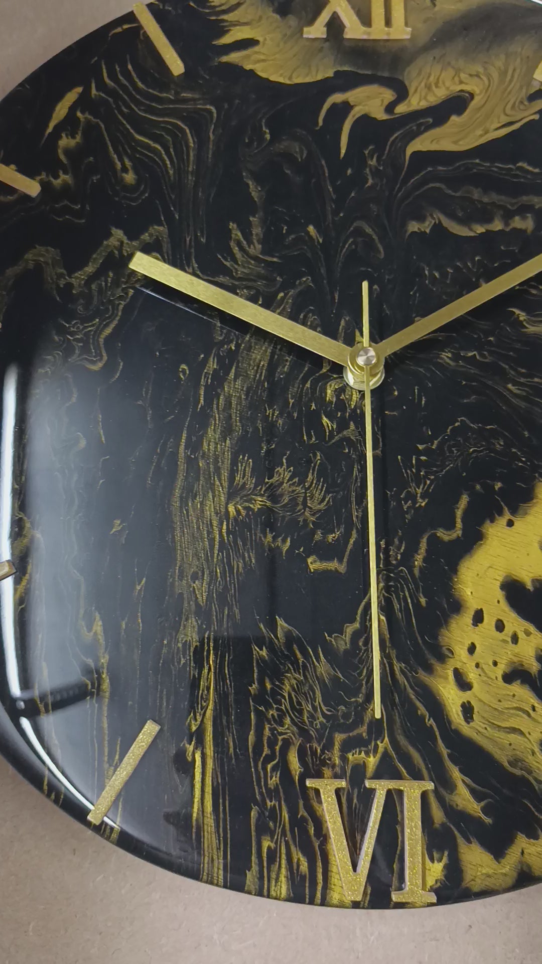 Handgemaakte wandklok 35cm Golden stream (acryl pouring kunst)