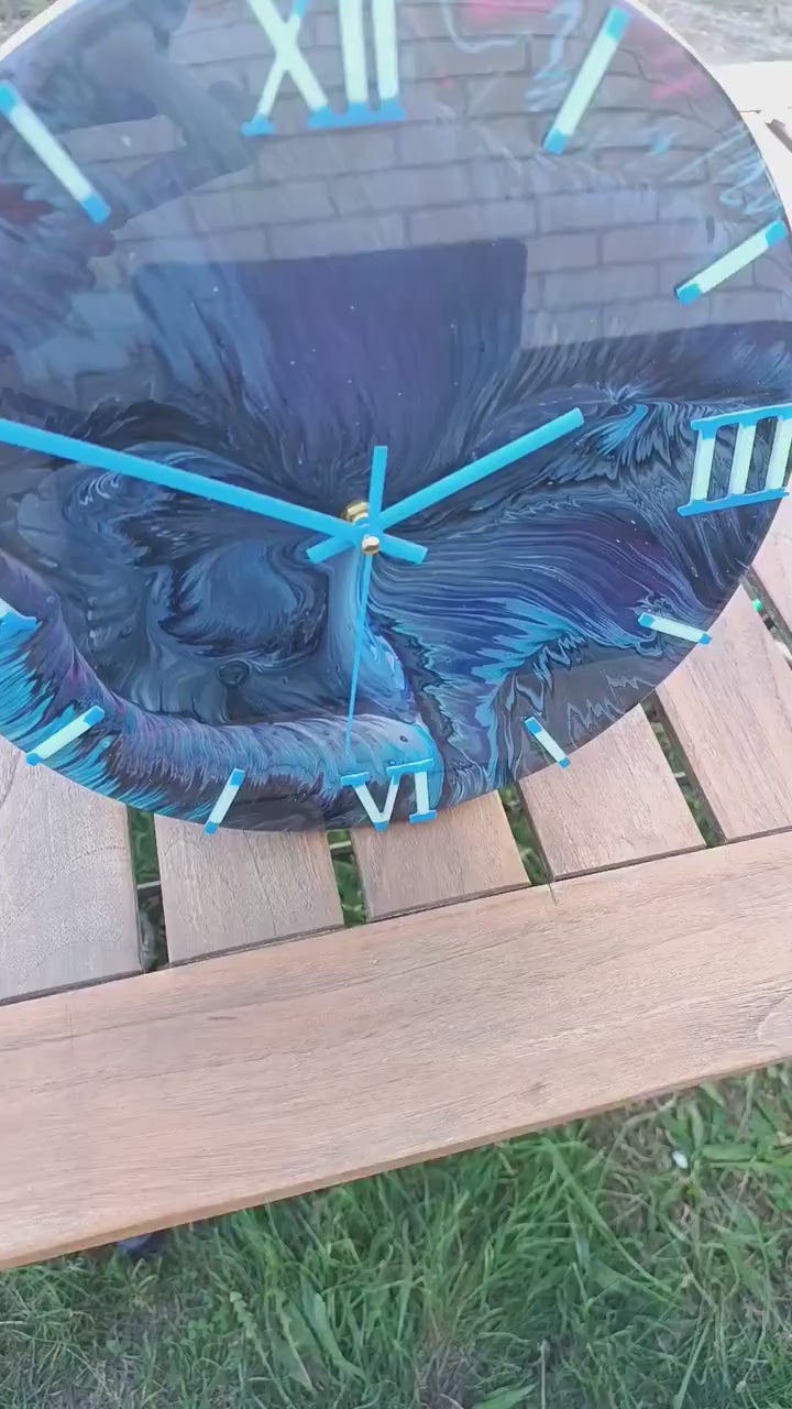 Video wandklok 30cm Midnight Blue acryl pouring proces handgemaakt belgië